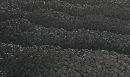 เหล็กทำผงซิลิกอนคาร์ไบด์ Sic Briquettes ขนาด 10-50 มม. การนำความร้อนสูง